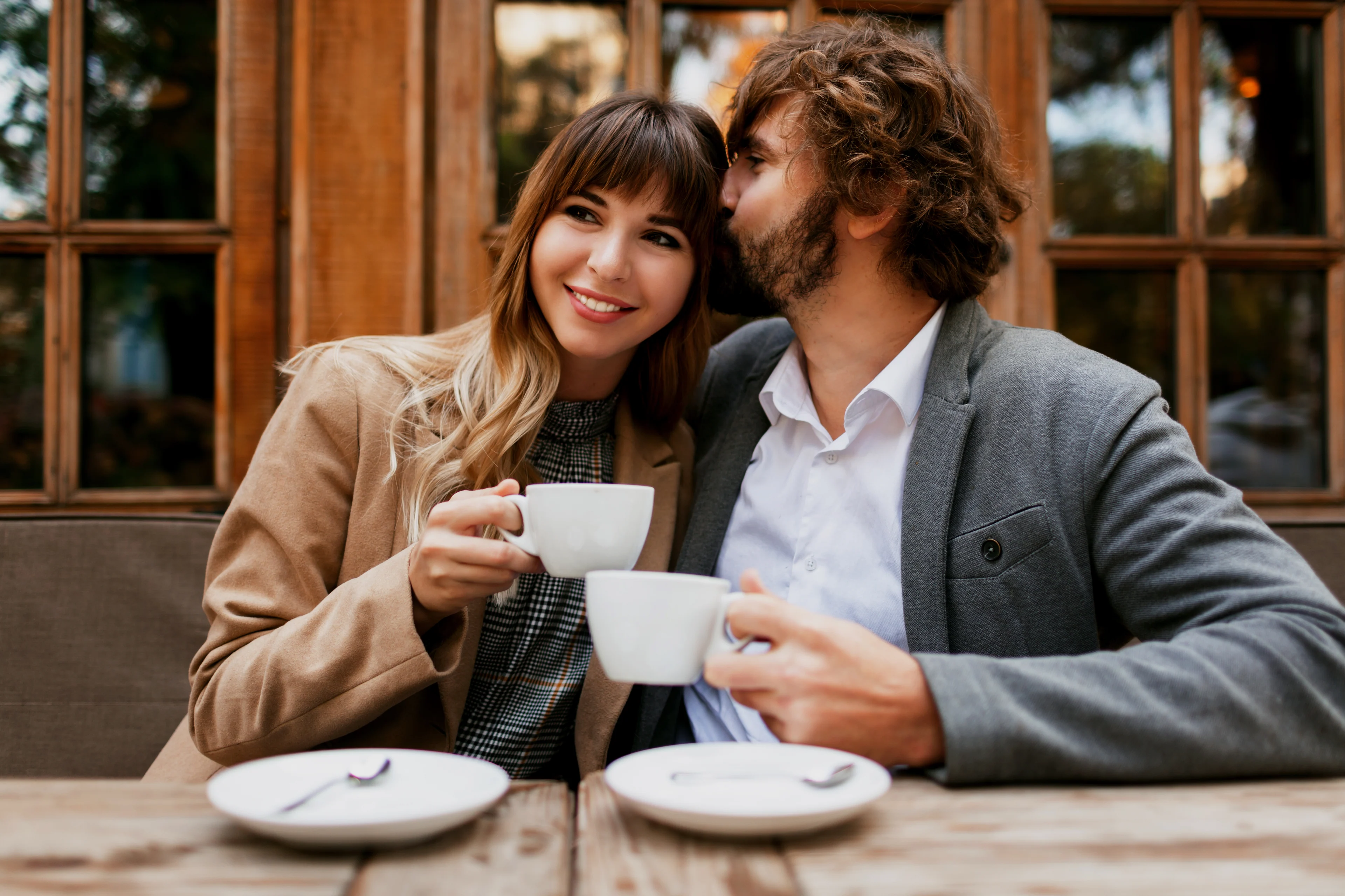 Una pareja disfrutando un café y un momento juntos