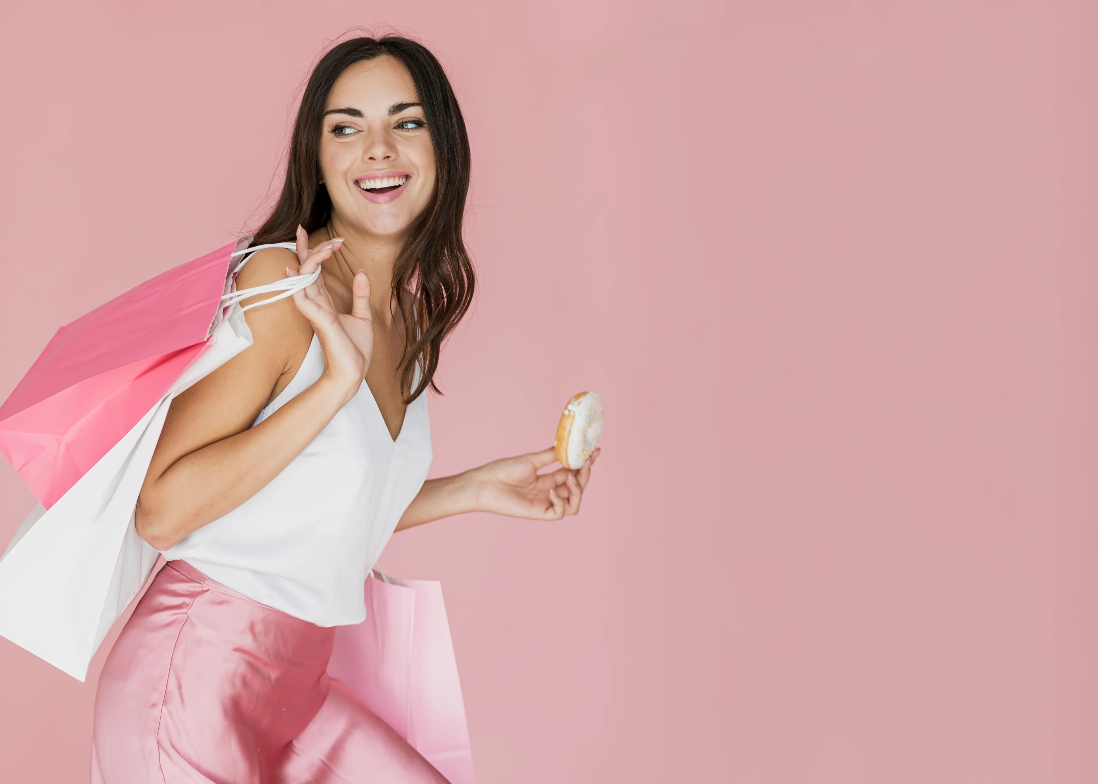 Mujer con bolsas de compras rosas y blancas